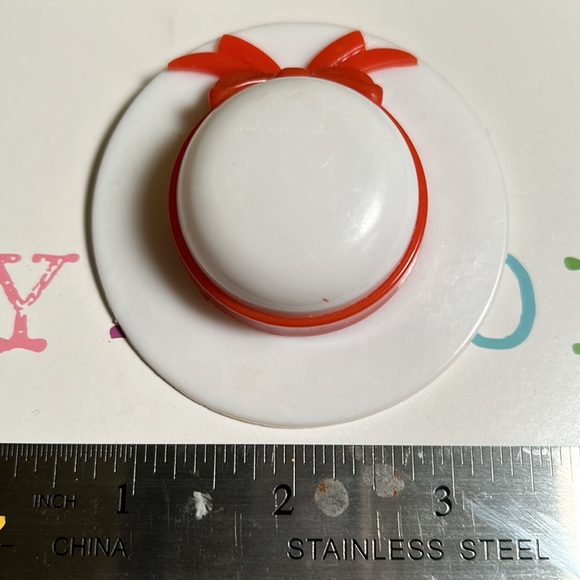 Vintage plastic large white summer hat with red bow hat brooch - Picture 3 of 4
